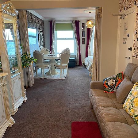 "The Italian" Seafront Apartment Истборн Екстериор снимка