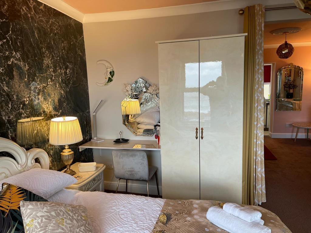 "The Italian" Seafront Apartment Истборн Екстериор снимка